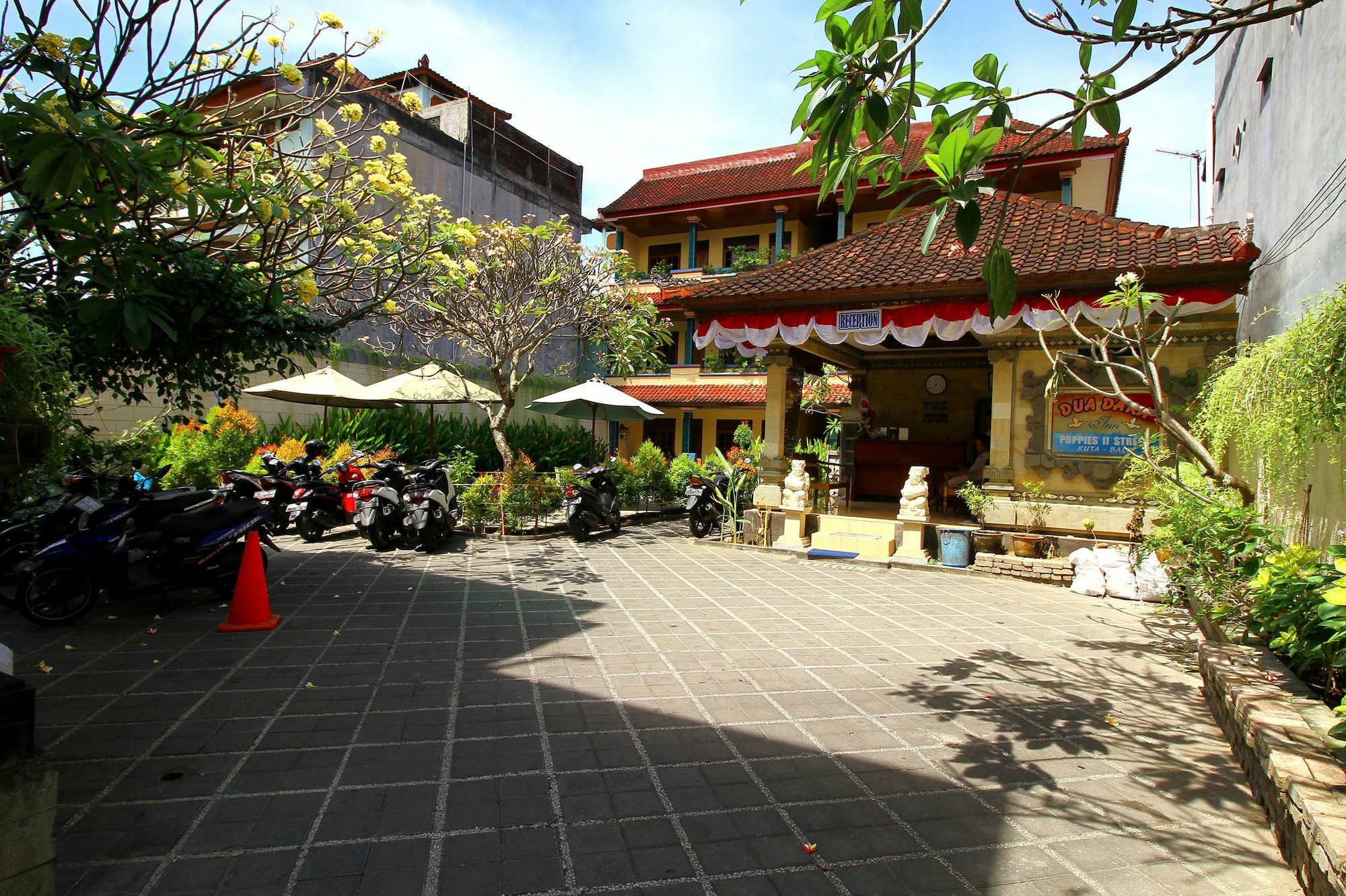 Legian Dua Dara Inn Kuta מראה חיצוני תמונה